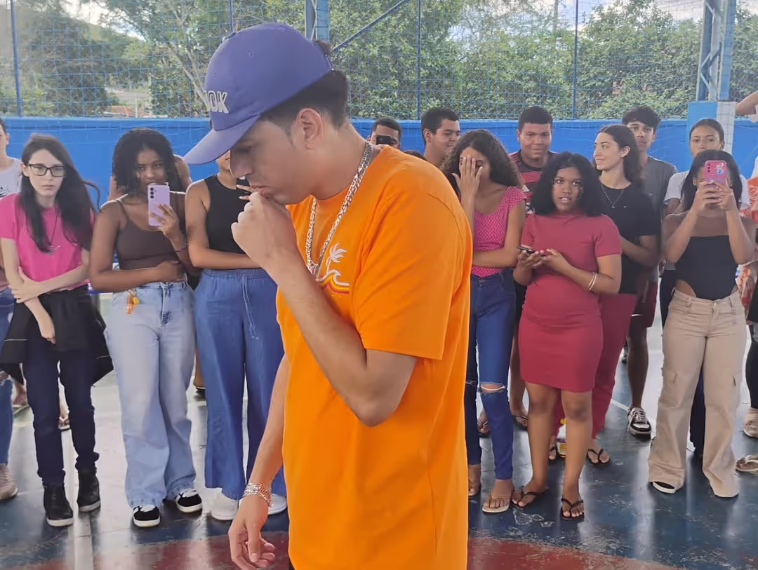Figurah MC performing with dynamic motion