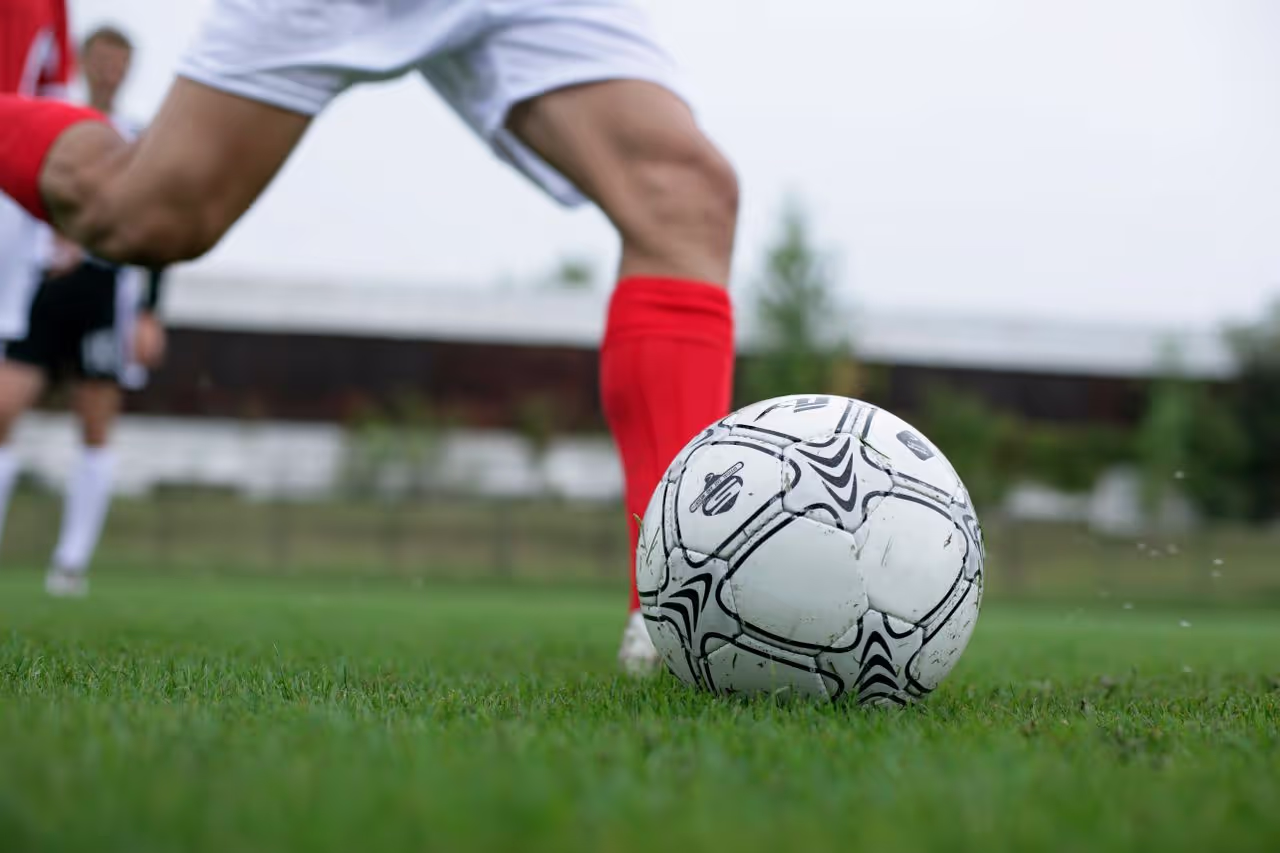 Junge Fußballspieler jubeln nach einem Tor