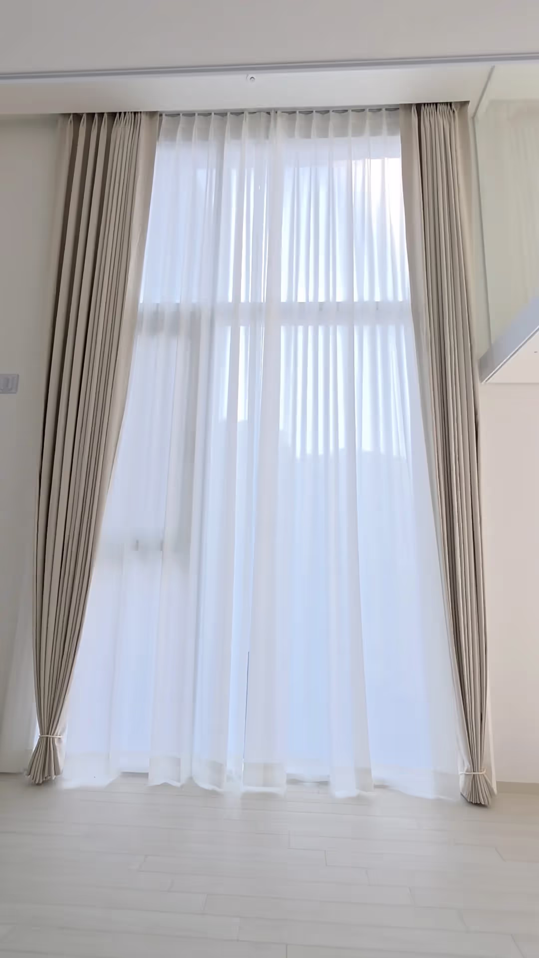 연 베이지 색상의 복층 암막커튼 연 베이지 색상의 복층 암막커튼