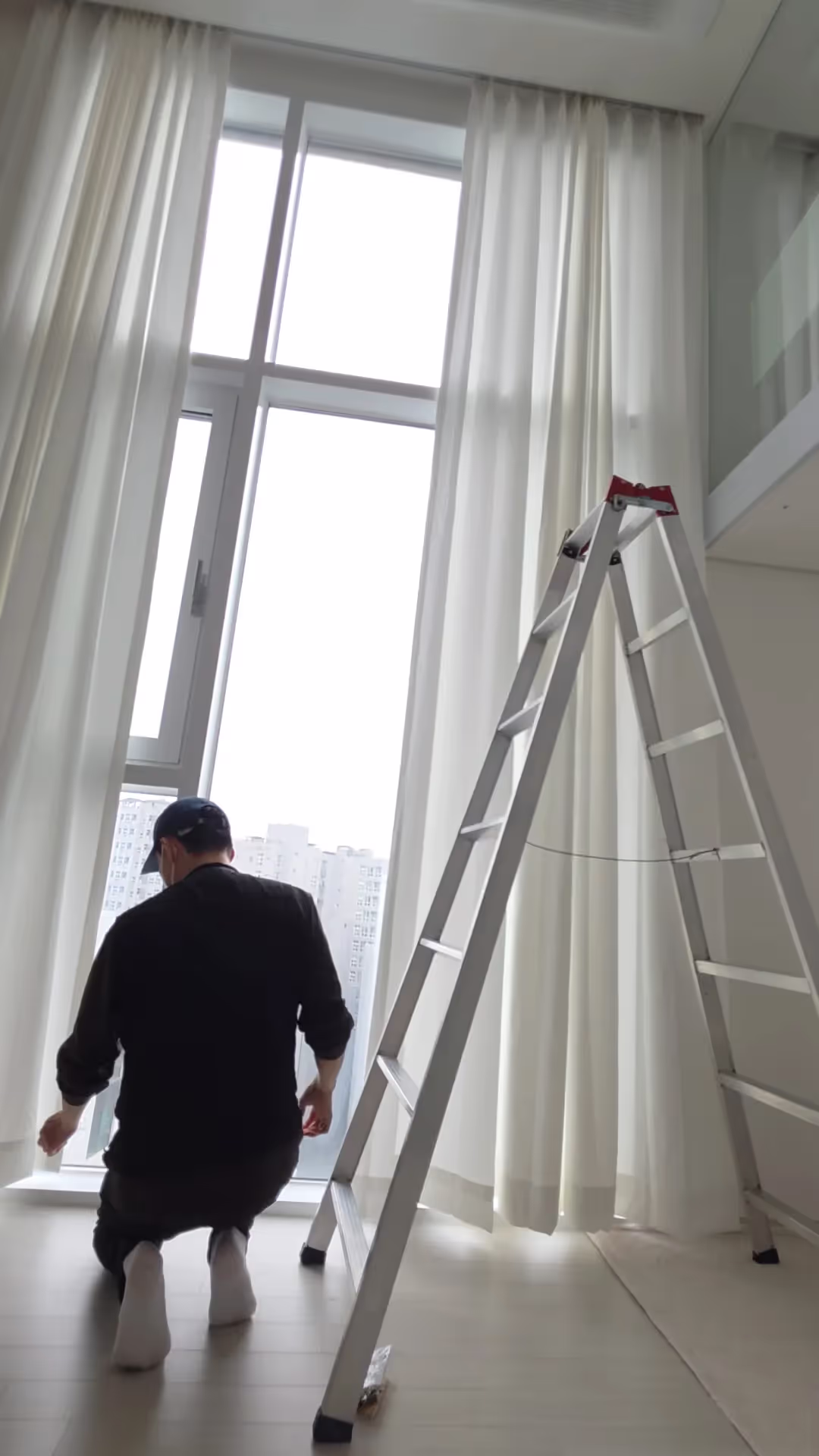 2층 천장고 통창에 천장까지 떨어지는 화이트 커튼을 시공한 여의도 복층 거실 여의도 복층 거실 통창에 시공한 두꺼운 쉬폰커튼