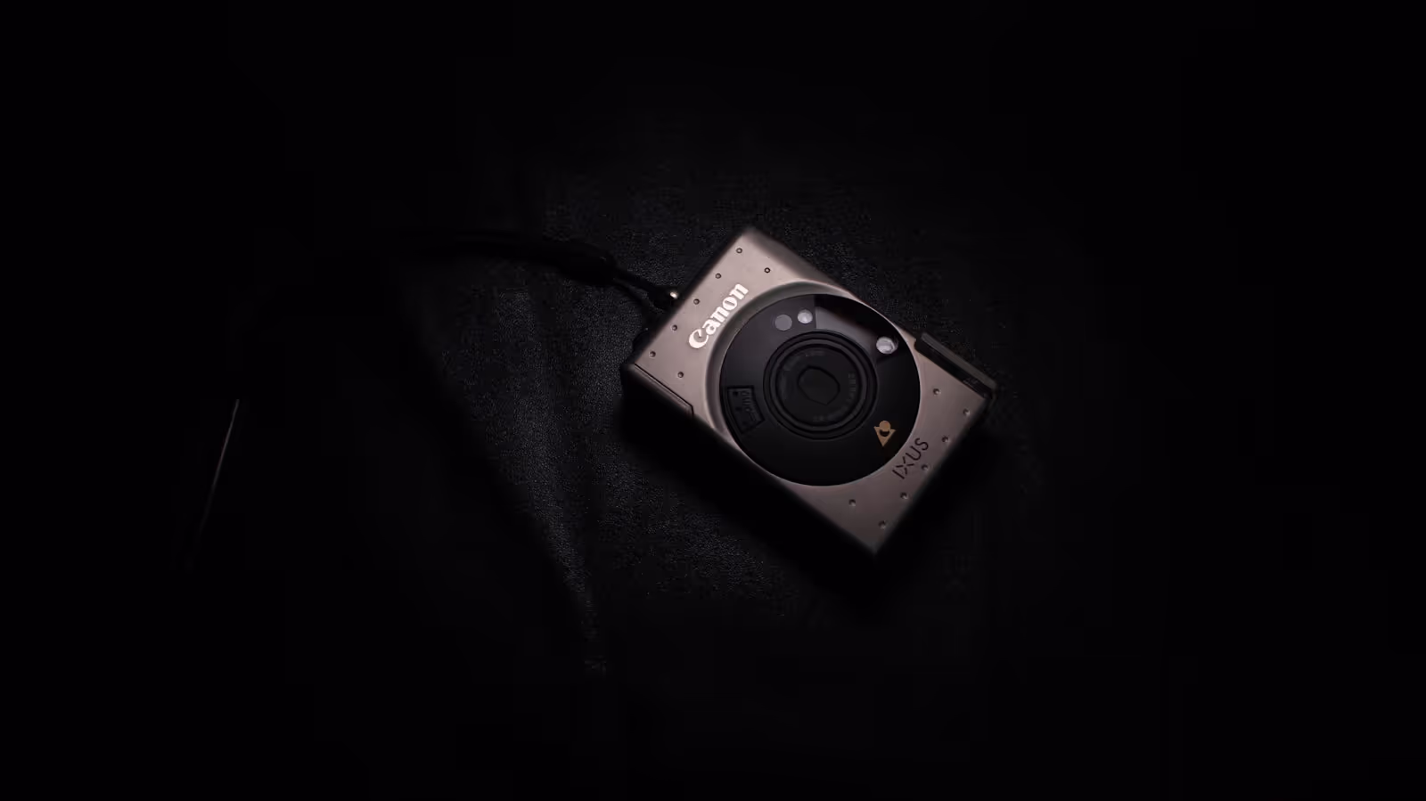 Elegant and minimalist camera icon, symbolizing professional photography