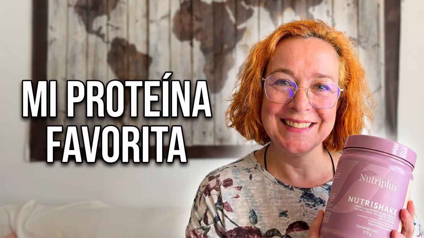 Tisha con un frasco de Nutriplus, texto: Mi proteina favorita