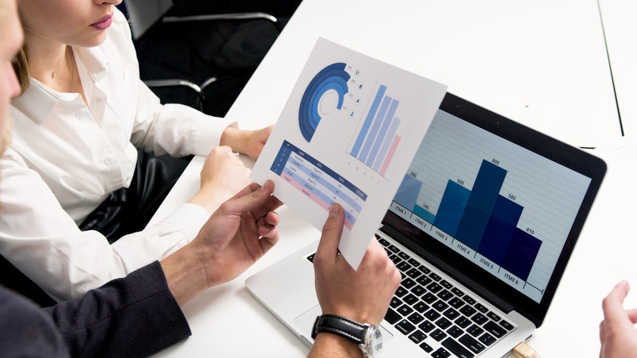 Financial advisor in Toronto creating financial plan