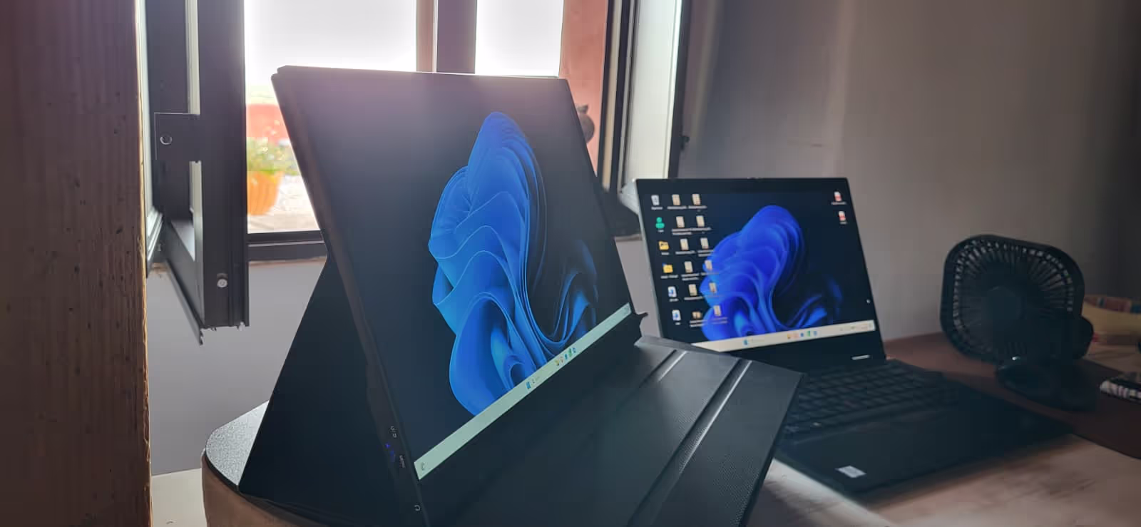 Double screen for better posture Double screen for better posture