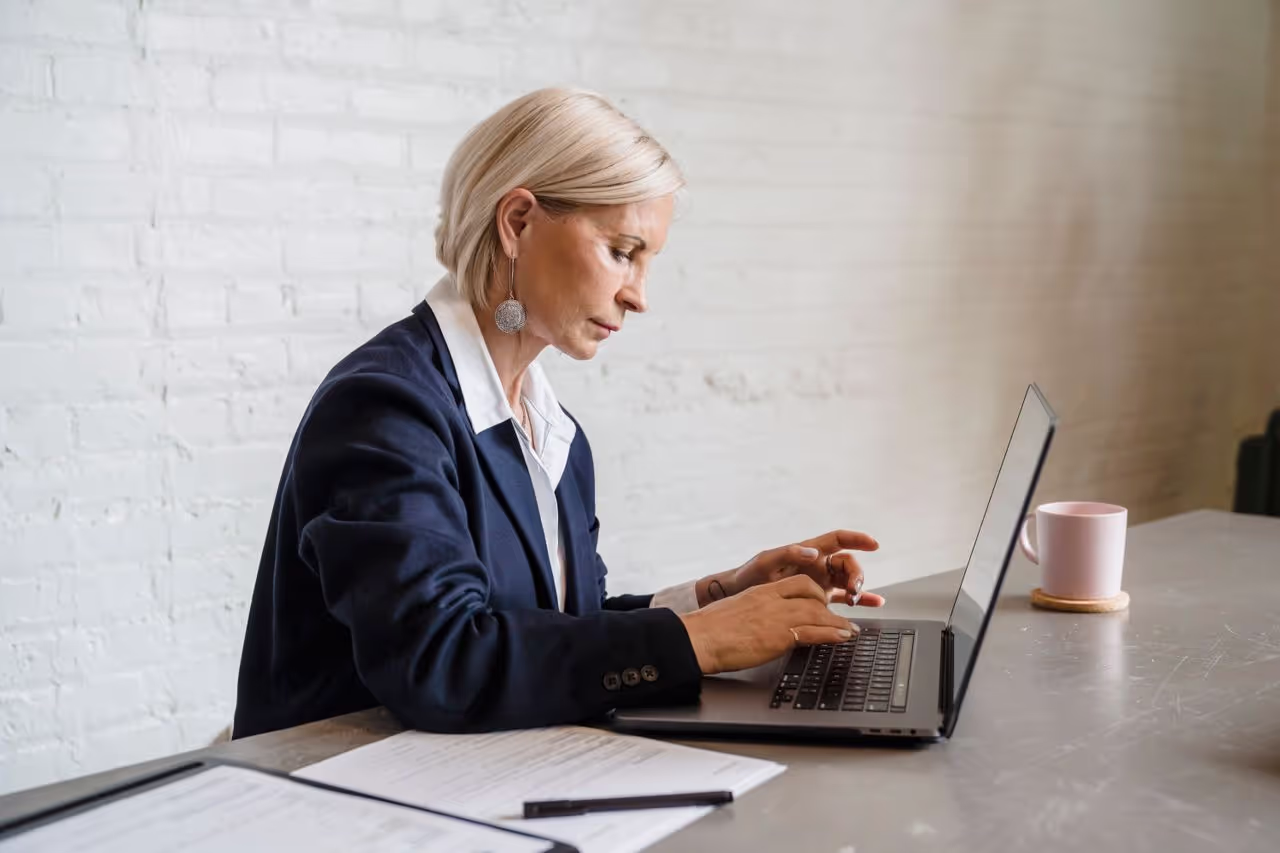 A house sitter writing an amazing profile A house sitter writing an amazing profile
