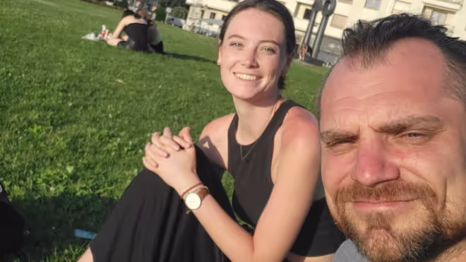 Konrad and Caro sitting by lake Geneva