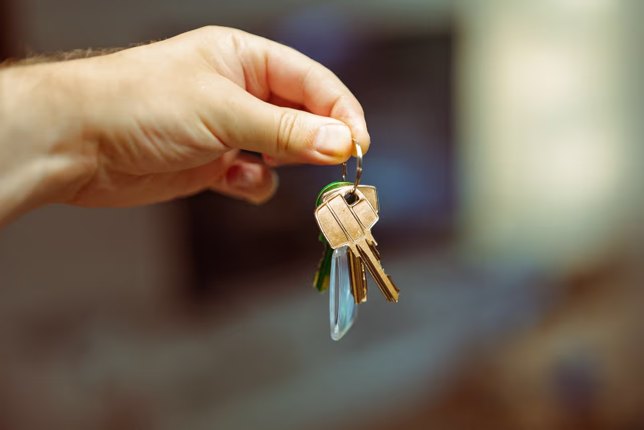 A house sitter handing over the keys back to the homeowner after the house sit