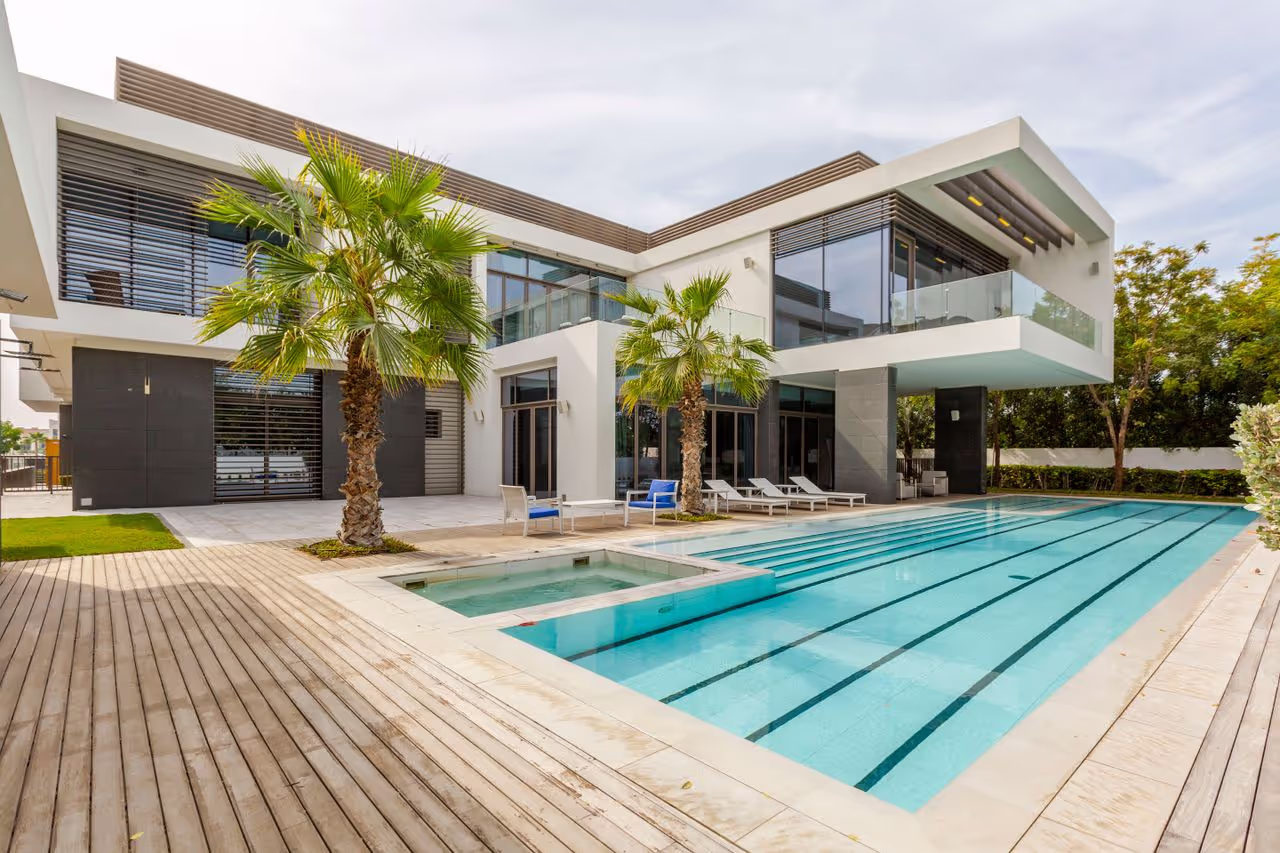 Luxury house sits Luxury house sits